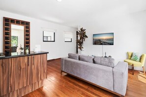 Televisión y oficina 