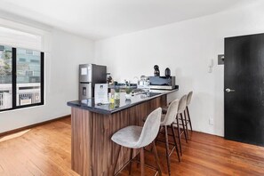 Réfrigérateur, four à micro-ondes, surface de cuisson, cafetière-théière