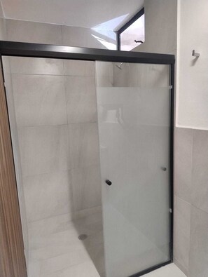 Shower, hair dryer, towels - +MS +Suite Insuperable +Óptima Ubicación +150MB (Santiago de Querétaro)