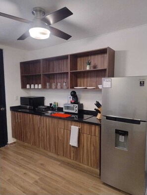 Kjøleskap, mikrobølgeovn, kokeplater og kaffetrakter/tekoker