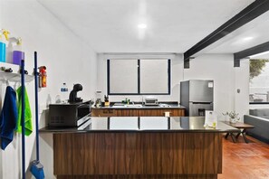 Kühlschrank, Mikrowelle, Herdplatte, Wasserkocher mit Kaffee-/Teezubehör