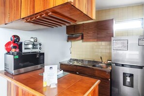 Een koelkast, een magnetron, een oven, een kookplaat