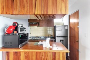 Kjøleskap, mikrobølgeovn, ovn og kokeplater