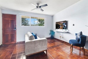 Een televisie en een stereo