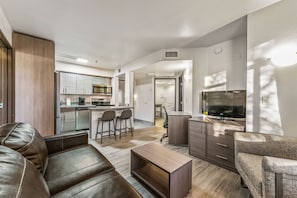 Muebles diferentes, escritorio y espacio para trabajar con laptop