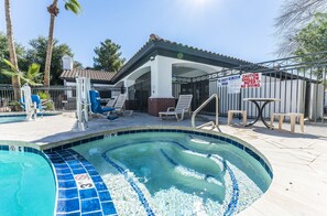 Outdoor pool, open 9:00 AM to 5:30 PM, pool loungers - Metro Chandler Extended Stay (Chandler)