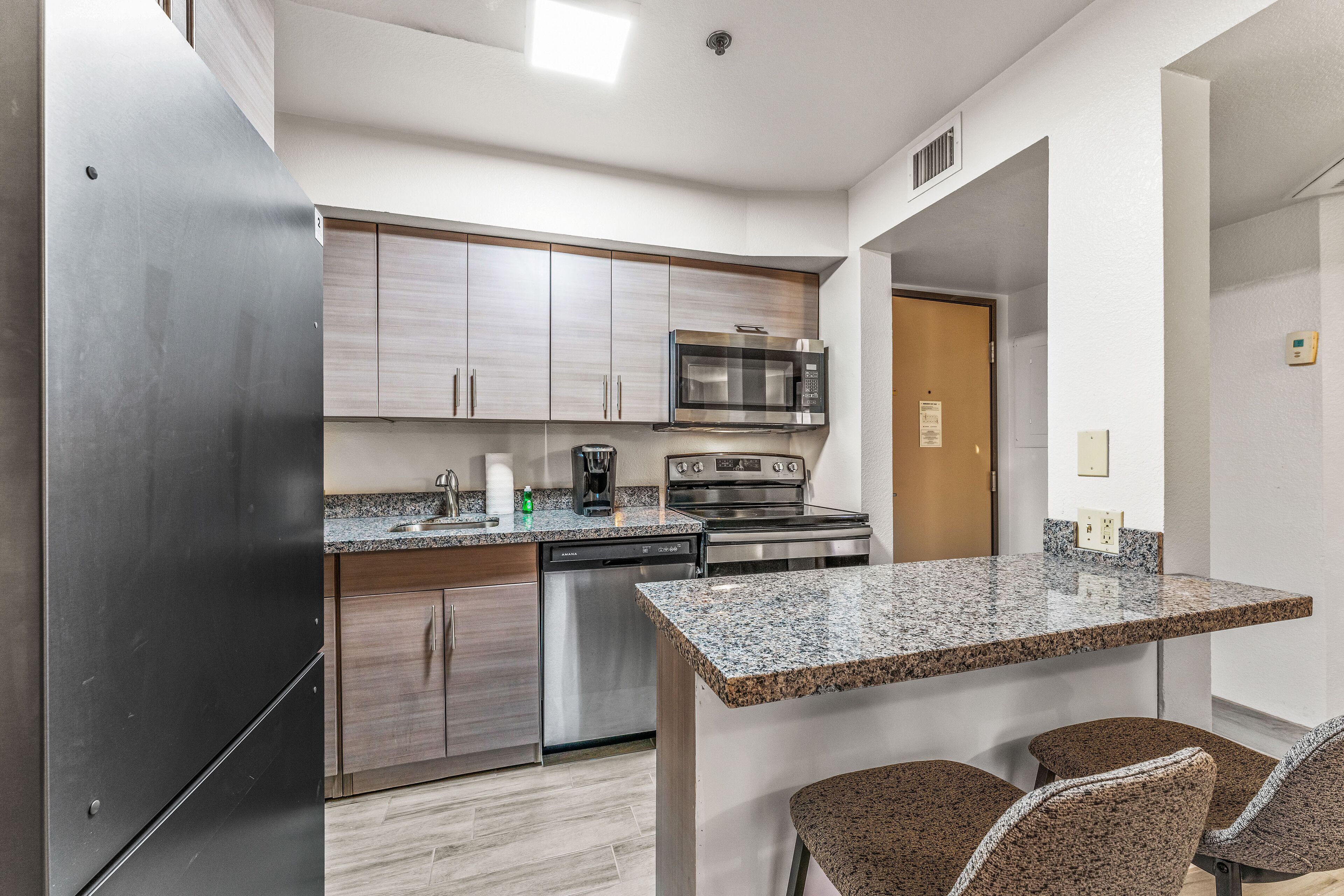 쿡탑, 식기 세척기, 토스터, 조리 도구/접시/주방 기구