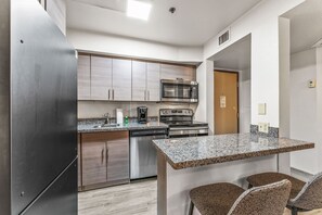 Parrilla de estufa, lavavajillas, tostadora y utensilios de cocina