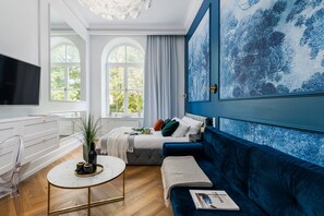 Estudio City | Tabla de planchar con plancha, wifi, ropa de cama