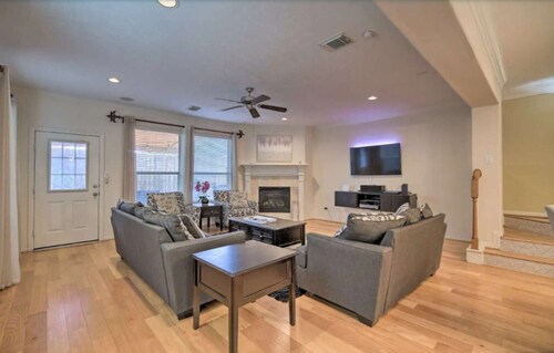 4 Bedrooms Luxury  Location-  Houston River Oaks