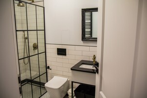 Habitación cuádruple de diseño | Baño | Toallas