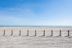 Beach nearby - "Coastal Vibes" One Block from Beach-Unit 1011-Island Dunes Condominiums (Port Aransas)