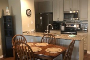 Réfrigérateur, micro-ondes, plaque de cuisson, lave-vaisselle