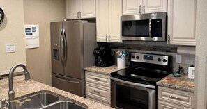 Kjøleskap, mikrobølgeovn, kokeplater og oppvaskmaskin