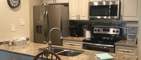 Kylskåp, mikrovågsugn, spishäll och diskmaskin