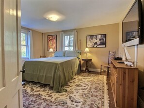 3 bedrooms, desk, WiFi, bed sheets