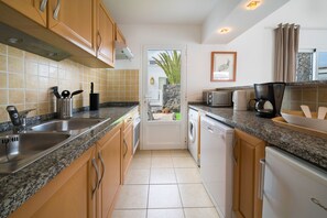 Een koelkast, een magnetron, een oven, een kookplaat