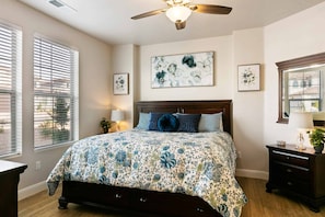 3 bedrooms, desk, iron/ironing board, travel crib - Libelle Landing, PICKLEBALL COURTS (Washington)