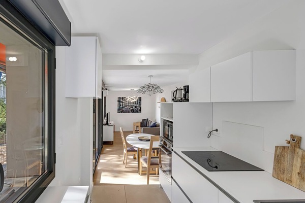 Mikrowelle, Ofen, Herdplatte, Wasserkocher mit Kaffee-/Teezubehör