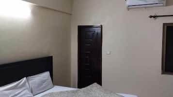 Kamar Double Standar | Wi-Fi gratis dan seprai linen
