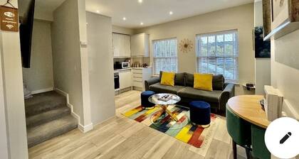 BRAND NEW FULLY RENOVATED ENTIRE HOUSE SLEEPS 5 FREE PARKING, WI-FI & BREAKFAST