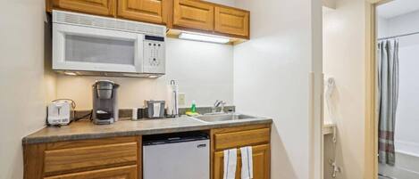 ثلاجة، ميكروويف، ماكينة لصنع القهوة/الشاي، محمصة خبز