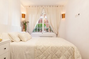 3 chambres, fer et planche à repasser, lit de bébé portatif