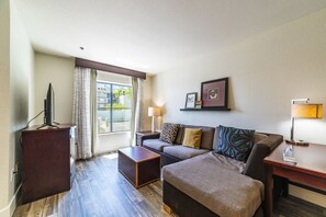 Premium Apartment | Living area | Flat-screen TV