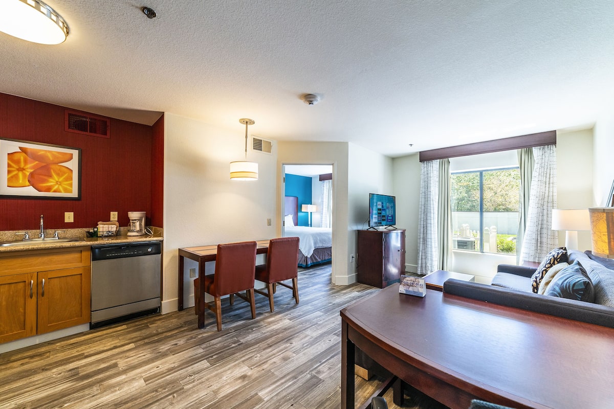 1 habitación, decoración personalizada, muebles diferentes y escritorio