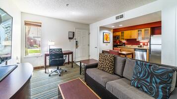 1 makuuhuone, yksilöllisesti sisustettu, yksilöllisesti kalustettu