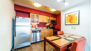 Full-size fridge, microwave, oven, stovetop