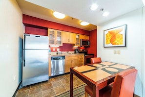Full-size fridge, microwave, oven, stovetop - Metro Phoenix Extended Stay (Phoenix)