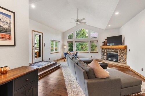 Luxury Home-Walk to everything in Frisco. Hot tub, ski, fireplace 3BD, 3.5BA



