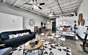 Smart TV - Silo Boho Bungalow - Downtown Waco (Waco)