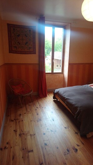 1 bedroom, bed sheets