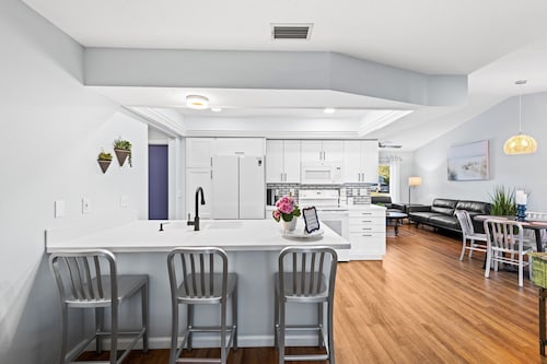 3 Palms Inn- 2/3 bedroom heated pool house!  