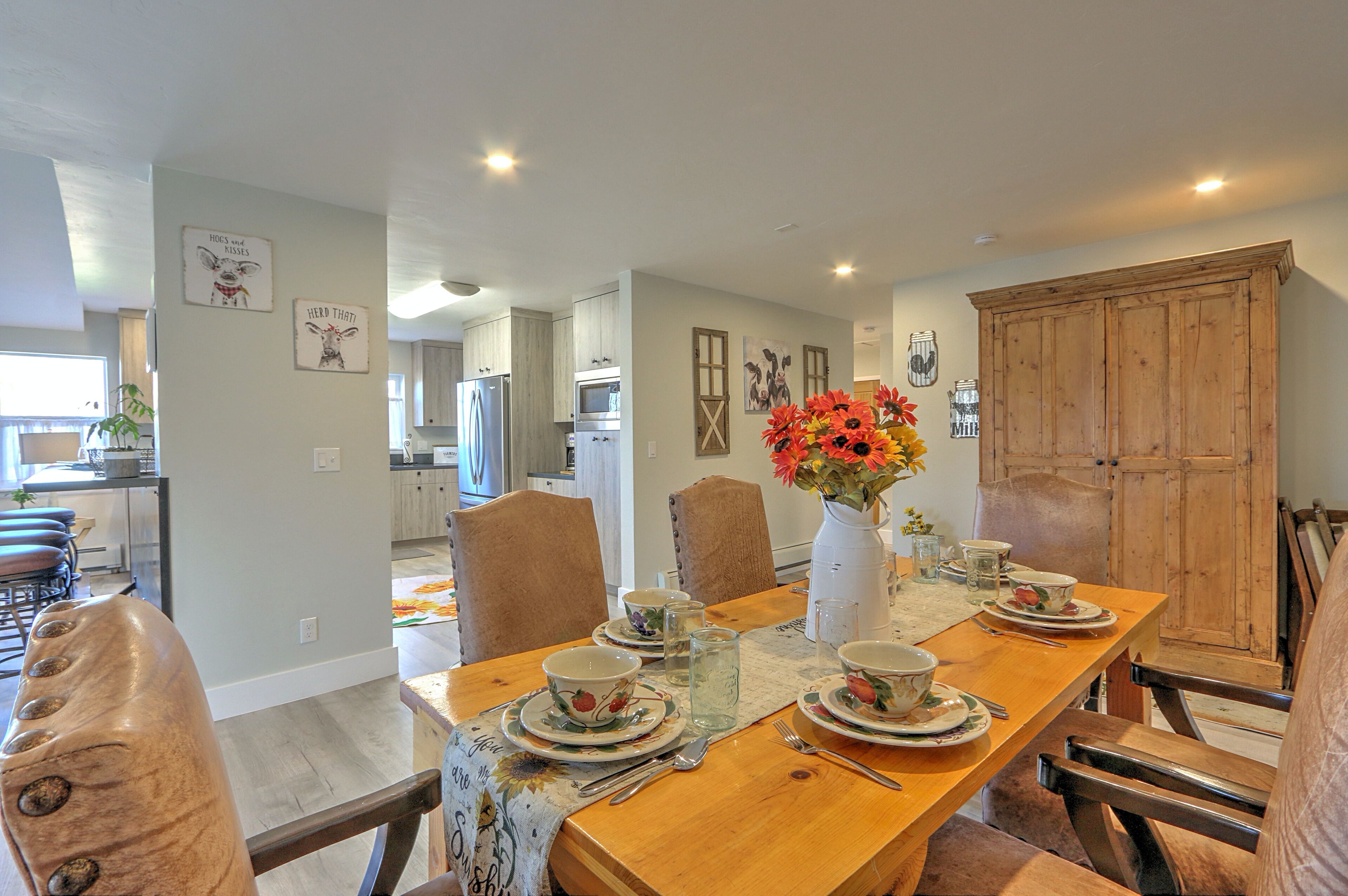 Renovated Farmhouse w/ wraparound views, Near Dwtn, 30mi. Aspen &12mi. to Ski 