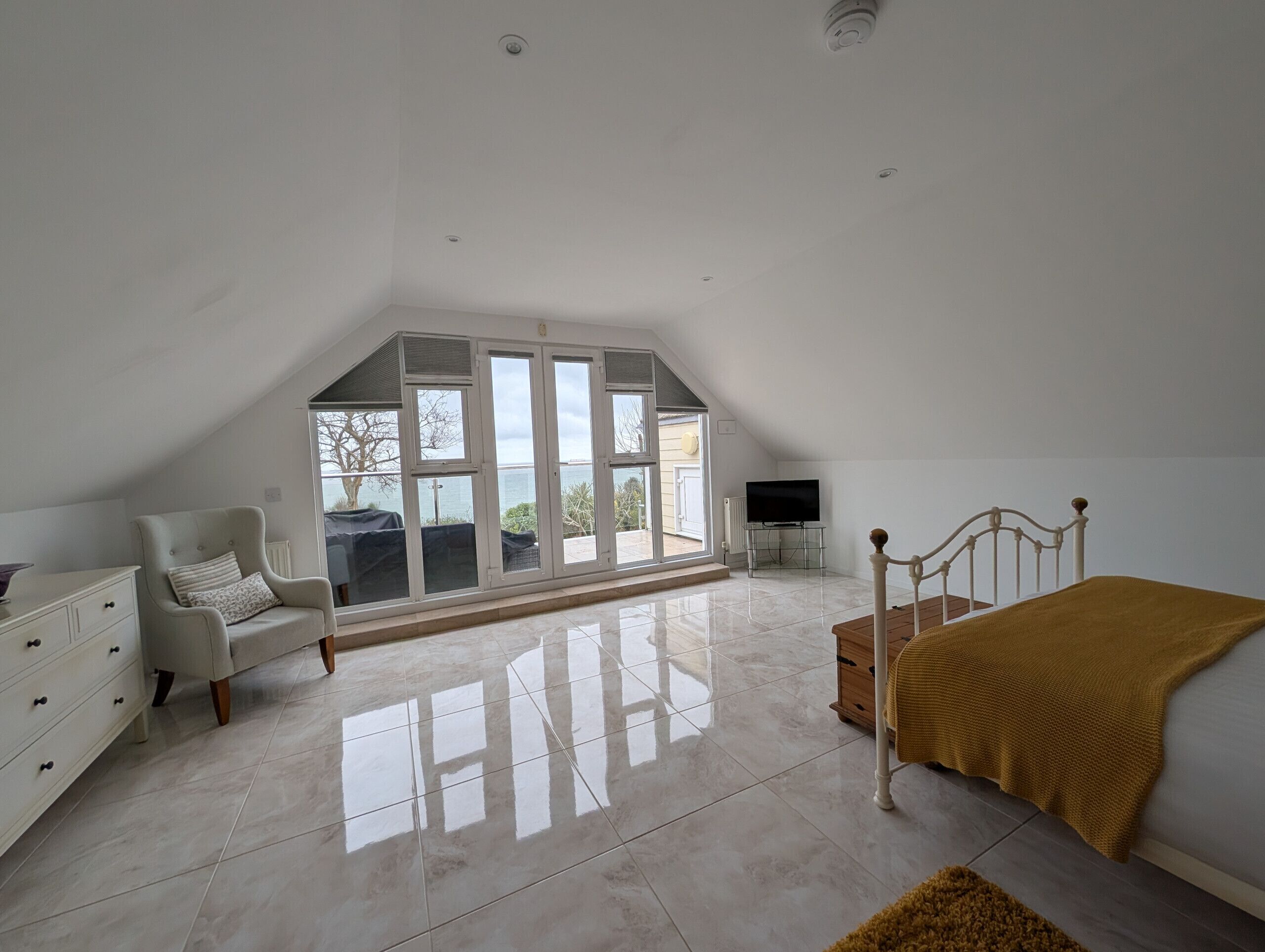 4 habitaciones, tabla de planchar con plancha y cuna de viaje 