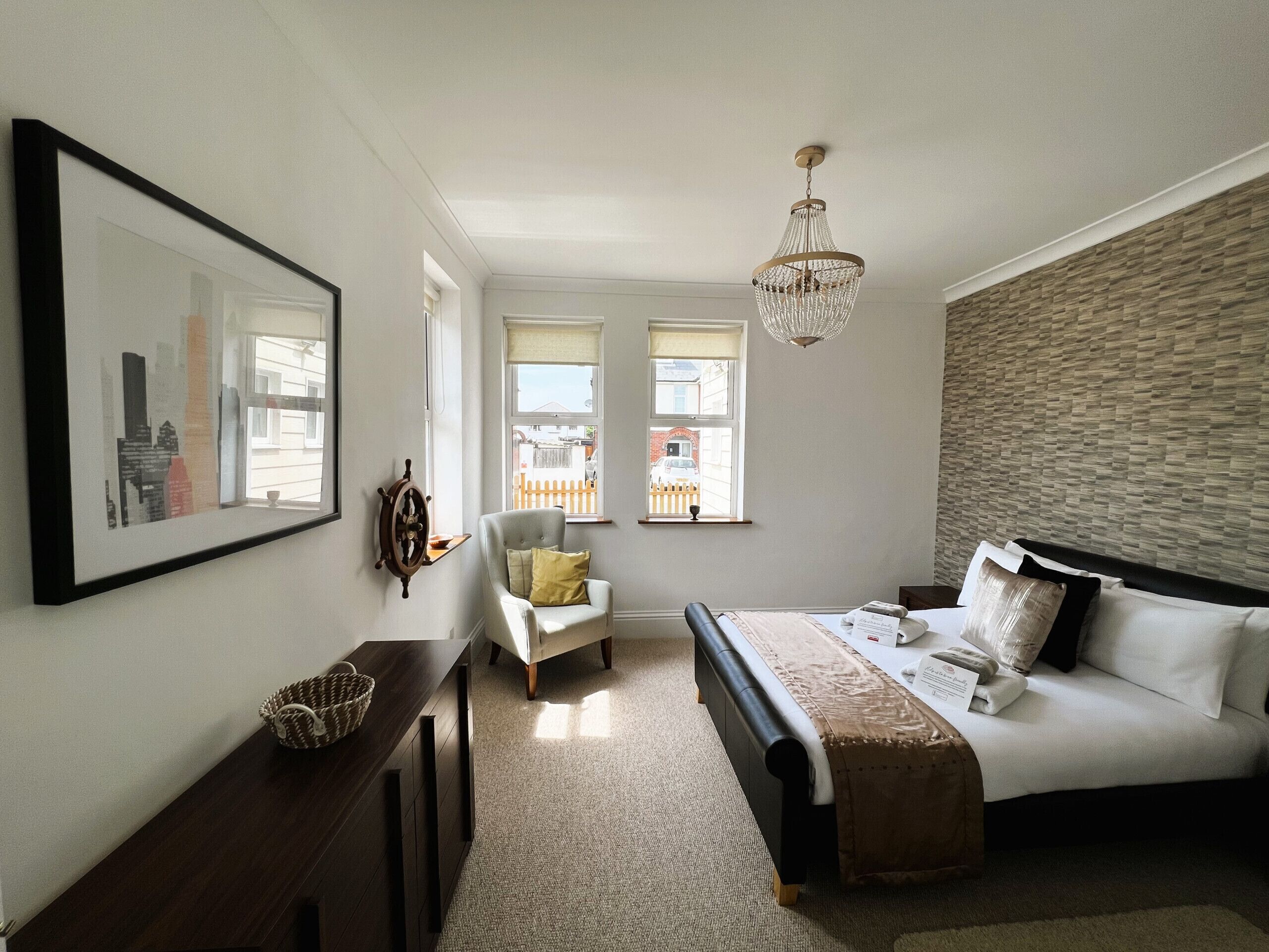 4 slaapkamers, een strijkplank/strijkijzer, reisbedje, gratis wifi