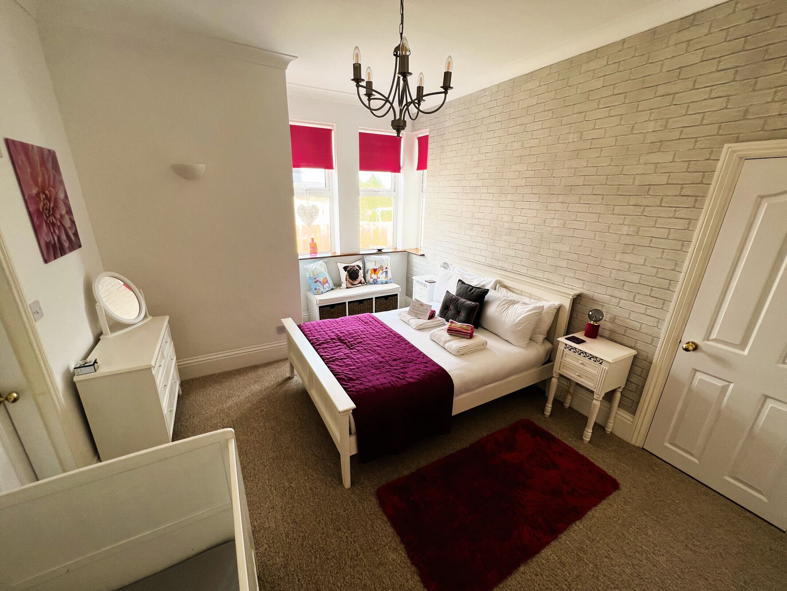 4 slaapkamers, een strijkplank/strijkijzer, reisbedje, gratis wifi