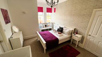 4 slaapkamers, een strijkplank/strijkijzer, reisbedje, gratis wifi
