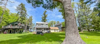 Adorable Lakefront Cottage with Hot Tub and Dock! Pet friendly