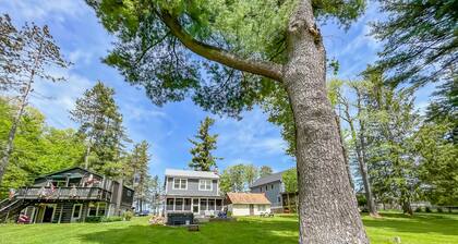 Adorable Lakefront Cottage with Hot Tub and Dock! Pet friendly