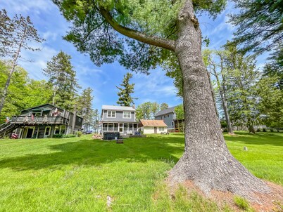 Adorable Lakefront Cottage with Hot Tub and Dock! Pet friendly