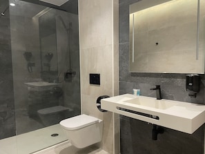 Habitación doble Deluxe | Baño | Regadera, regadera tipo lluvia, secadora de cabello, toallas