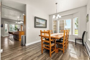 Dining - Beautiful Family Friendly Home Close to GNP! (Columbia Falls)
