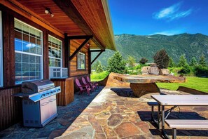 Outdoor dining - Beautiful Family Friendly Home Close to GNP! (Columbia Falls)