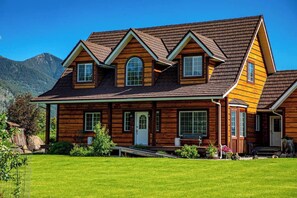 Exterior - Beautiful Family Friendly Home Close to GNP! (Columbia Falls)