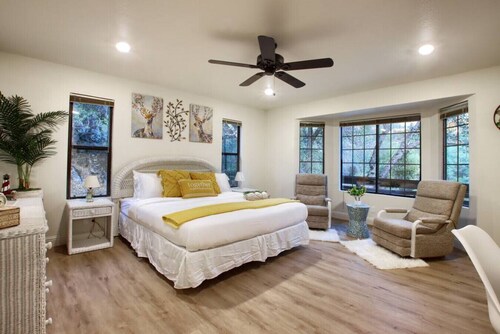 Hot Tub, Views, Privacy, Game Room, just 5 min from Downtown!