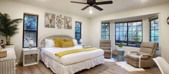 Hot Tub, Views, Privacy, Game Room, just 5 min from Downtown!